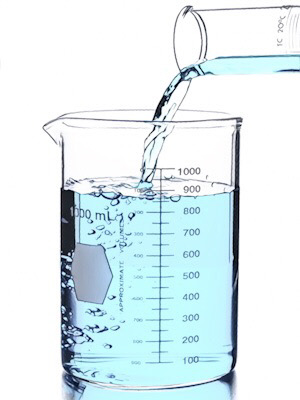 Измерение объема воды в мерном стакане