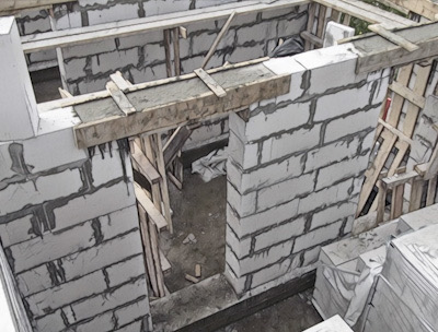 Монолитная ж/бетонная перемычка для стнеы из блоков